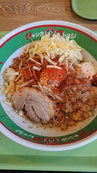 「まぜそば+チーズ×3」@ジャンクガレッジ フォレオ菖蒲店の写真