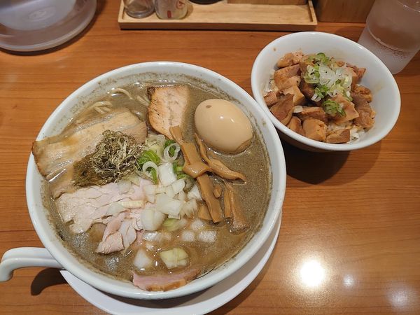 「濃口特製煮干そば 賄いチャー丼」@中華そば ひらこ屋 東京ラーメンストリート店の写真