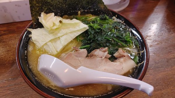 「豚骨醤油らあめん　ほうれん草トッピング」@らあめん 寸八 総本店の写真