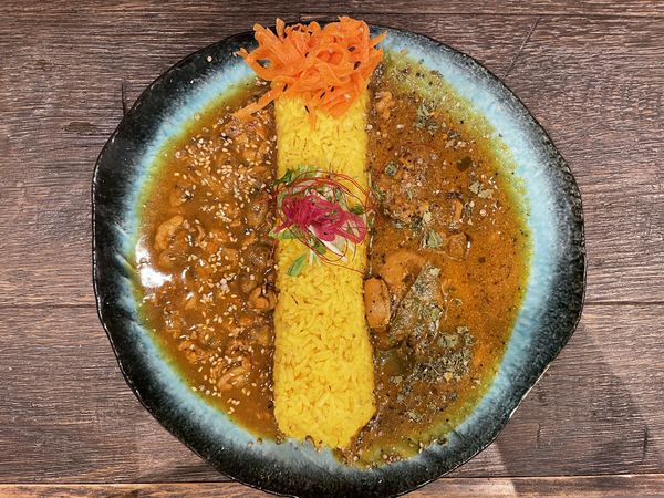 「2種盛り（チキンカレー、アサリキーマ）」@スパイシーカリーハウス半月の写真