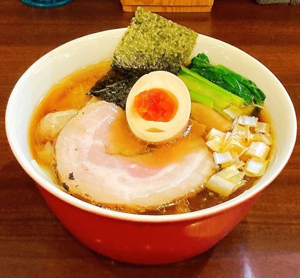 「醤油らーめん＋ワンタン」@とものもとの写真