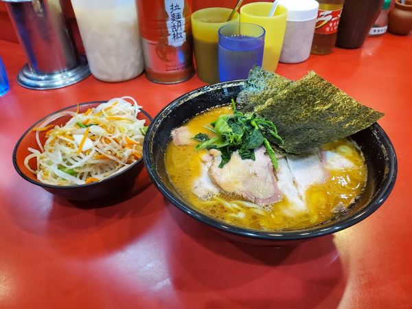 「チャーシュー麺中盛り野菜畑」@家系総本山 ラーメン吉村家の写真