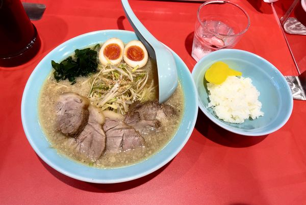 「ネギチャーシューメン with味玉 & 半ライス」@ニューラーメンショップ オリジンの写真