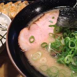 長浜ラーメン、Aセット（少ライス・餃子）、替玉