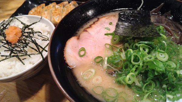 「長浜ラーメン、Aセット（少ライス・餃子）、替玉」@九州一番 登戸店の写真