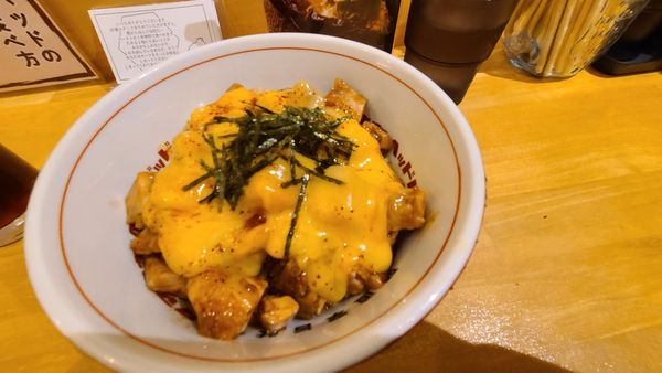 「鶏チャーシューチーズ辣油丼」@タマネギヘッドバッドの写真