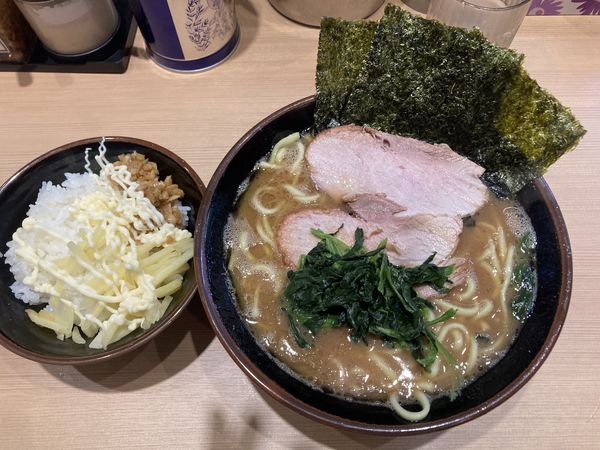 「ラーメン並　ライス（食べ放題）」@輝道家直系 皇綱家の写真