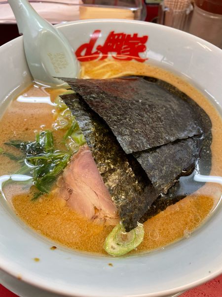 「醤油ラーメン」@ラーメン山岡家 四日市采女店の写真