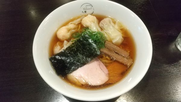 「特製ワンタン麺ハーフ黒だし（平打ちちぢれ麺）1080円」@八雲の写真