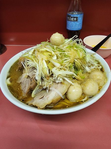 「小豚ラーメン  ネギ  つけ味変更  生たまご  ニンニクウズラ」@ラーメン二郎 桜台駅前店の写真