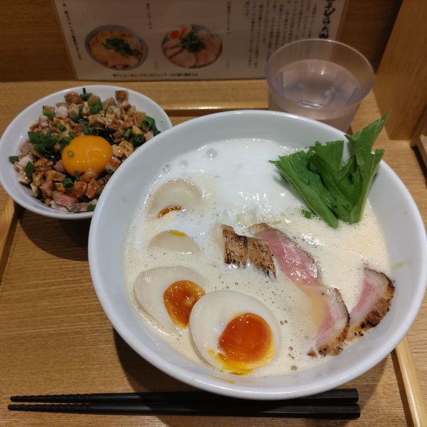 「特製ふく流らーめん·味玉·レアチャーシューユッケ丼」@ふく流らーめん 轍 東京高田馬場本店の写真