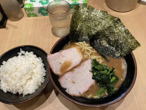 「ラーメン並　ライス（食べ放題）」@輝道家直系 皇綱家の写真