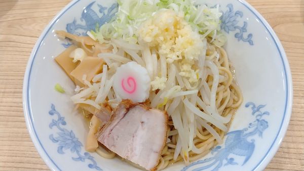 「油そば+にんにく」@らーめん 高尾の写真