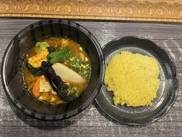 「野菜７種チキン(辛さ3 )1300円」@スープカレー専門店 plus oneの写真