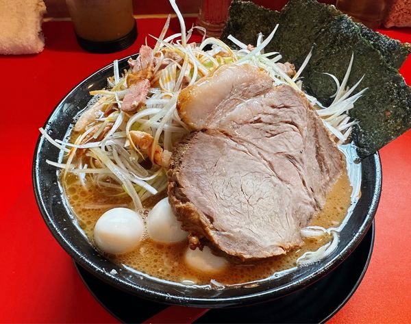 「ネギチャーシューメン うずら 特上チャーシュー」@厚木家の写真
