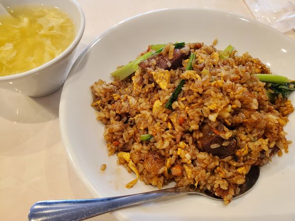 「牛腩蔬菜炒飯」@餃子伝説本舗 吉野町店の写真