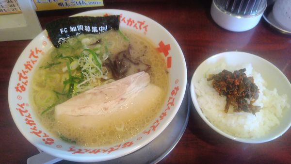 「豚骨ラーメン¥820+小ライス無料」@なんでんかんでん 西新宿店の写真