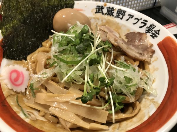 「武蔵野油そば 味玉」@武蔵野アブラ学会 代々木店の写真