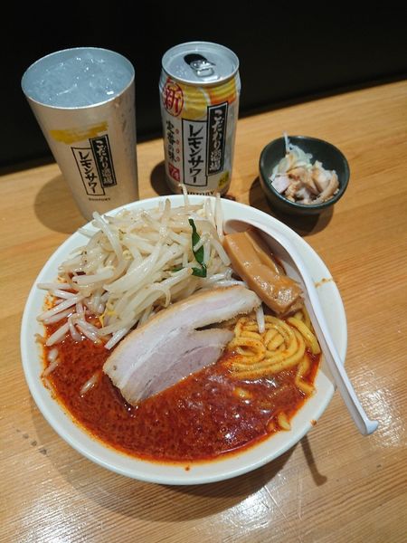 「レモンサワー 400円 ＋ 番長ラーメン 950円」@味噌麺処 花道庵 北参道店の写真