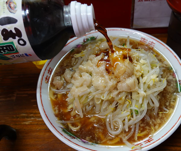 「ラーメン 800円（野菜マシ・ニンニク・アブラ・ポン酢）」@ザ・ラーメンスモールアックスの写真