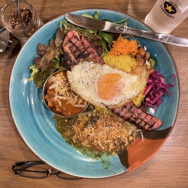 「あいがけカレーＷ, ベーコンエッグ, チーズ」@Good Luck Curry 渋谷店の写真