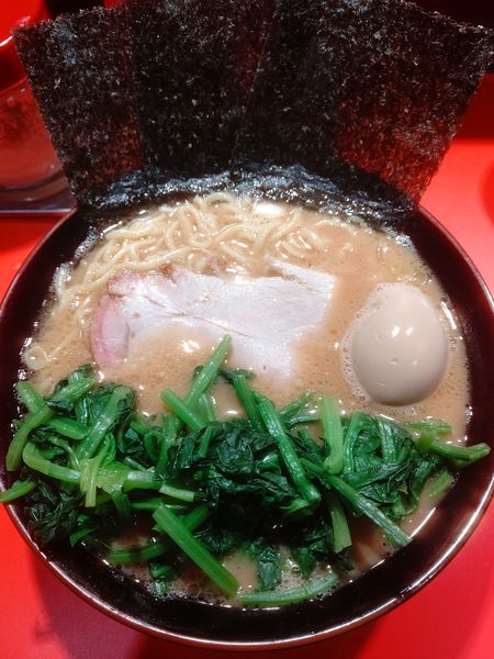 「ラーメン+中盛+味玉+ほうれん草」@横浜ラーメン 斎藤家の写真