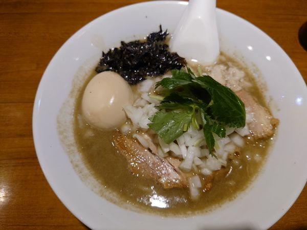 「限定 豚煮干しそば 背脂入り中太麺」@寿製麺よしかわ 川越店の写真