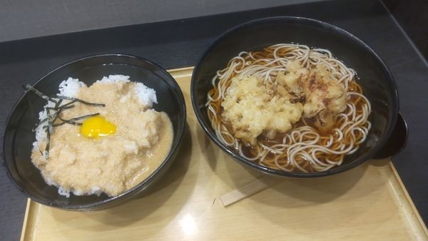 「山かけ丼セット（鶏から天サービス）」@小諸そば 朝霞台店の写真