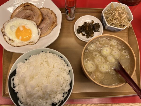 「【平日朝限定】チャーシュウエッグ朝食750円+焼売250円」@らーめん弁慶 浅草本店の写真