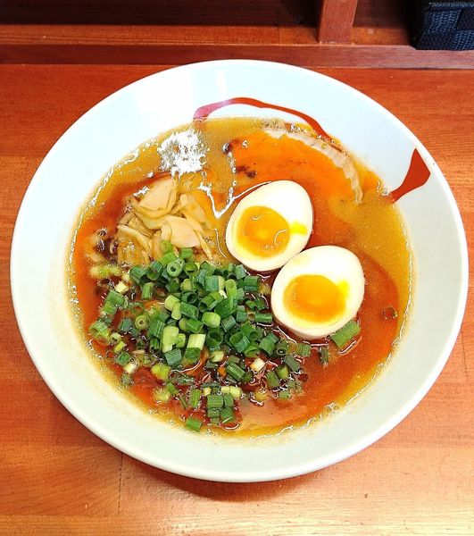 「(裏) 豚骨RED 850円＋味玉 100円」@らーめん・油そば 笑びすの写真