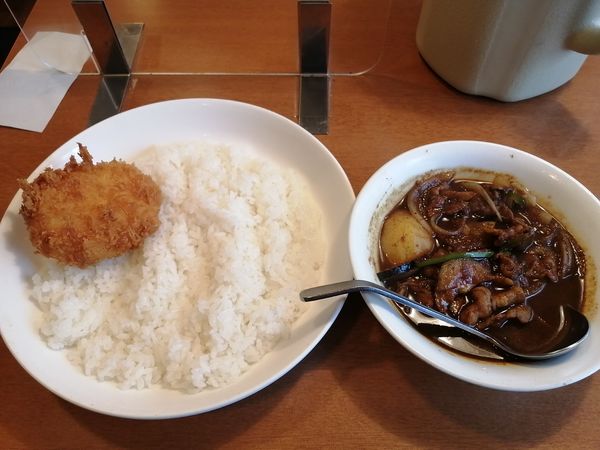 「豚バラ焼肉と野菜のカリー、カニクリームコロッケ付き990円」@ジンコックの写真