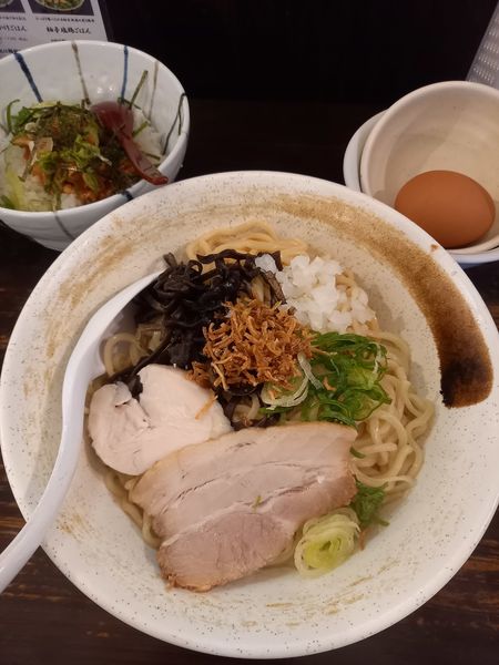 「鶏まぜそば￥830＋ピリ辛ユッケ風ごはん￥200」@濃厚鶏そば 麺屋武一 秋葉原店の写真