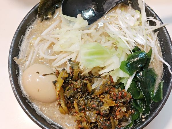 「司塩らーめん（鬼もり背脂）＋高菜」@らーめん 司の写真