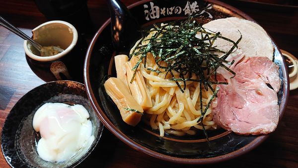 「油そば(中盛)+温玉+にんにく」@油そばの鉄人 東武宇都宮駅前店の写真