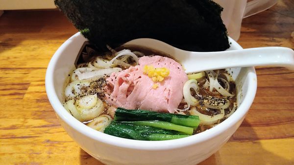 「【限定】真鯛ブラックらーめん+海苔(クーポン)」@真鯛らーめん 麺魚の写真