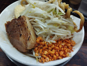 「プチラーメン(ニンニク玉ねぎカラアゲ)(800)」@麺でる 川崎店の写真