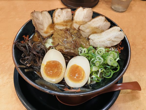 「全のせラーメン」@味千ラーメン 東バイパス店の写真