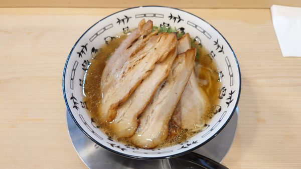 「【限定】牛スジラーメン1000円+半チャーハン400円+α」@中華そば すばる食堂の写真