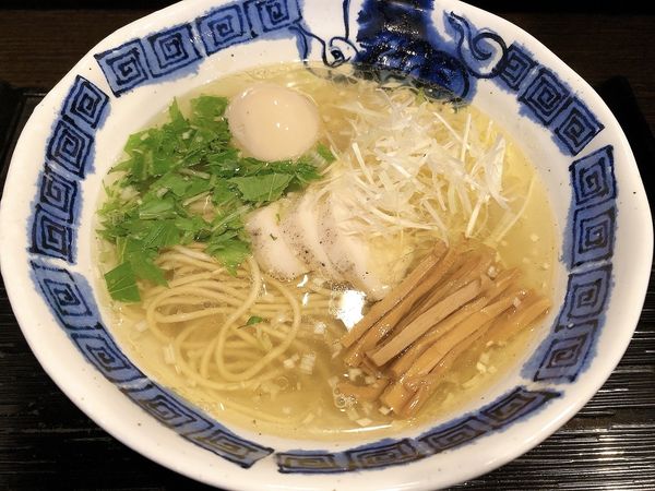 「つくば茜鶏　塩らあめん（850円）、味玉（CP）」@龍のひげの写真