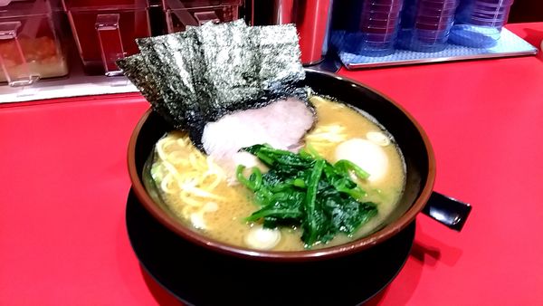 「ラーメン（７８０円）＋味玉（１００円）」@横浜ラーメン 新横家の写真