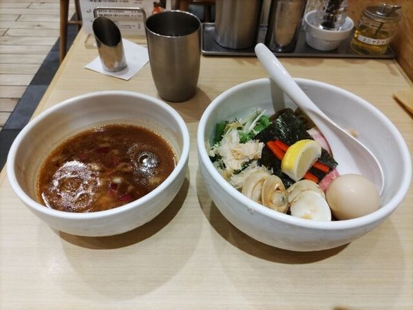 「味付き半熟卵入り蛤と鶏のつけSOBA」@むぎとオリーブ 日本橋店の写真