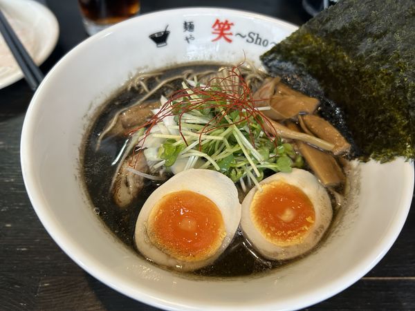 「【限定】黒ほたる烏賊らーめん850円＋味玉　他」@麺や 笑 ～Sho～の写真