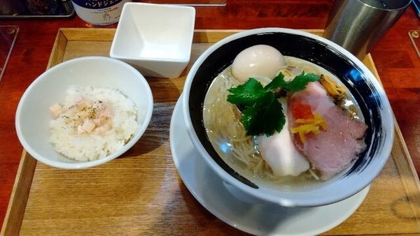 「味玉 貝とムール貝の汐そば、貝の汐そば〆用ごはん」@麺処しろくろの写真