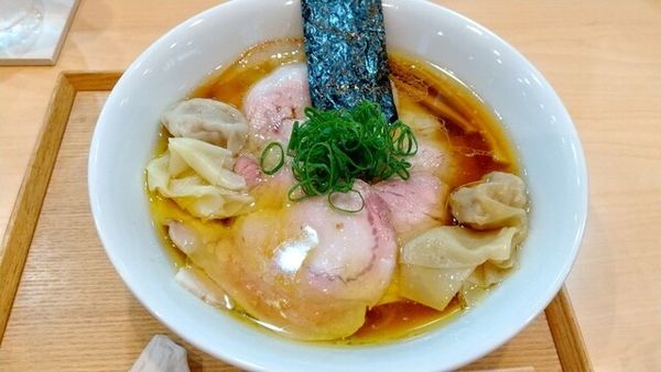 「わんたん入りしょうゆチャーシュー麺」@飯田商店 湯河原本店の写真