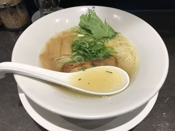 「味玉あっさり鶏そば 1000円→クーポン無料」@鶏そば かぐら屋 上野御徒町店の写真