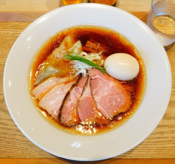 「特製中華蕎麦＜醤油＞【限定】手もみ麺もち姫ver.＋瓶ビール」@宍道湖しじみ中華蕎麦 琥珀 東京本店の写真