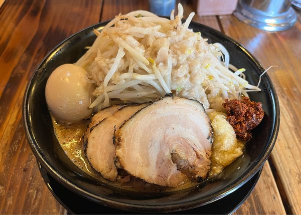 「味噌ラーメン 小 +ぶた +味玉 +1赤 ヤサイ250ニンニク」@麺や豚髭の写真