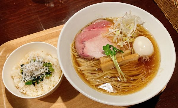 「醤油ラーメン＋味付玉子＋シラスと青菜のご飯」@ラーメン ニュー松戸の写真