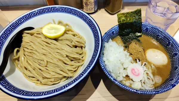 「つけ麺中300g、味玉 タマネギ」@狼煙 浦和店の写真