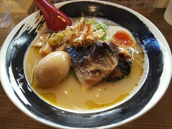 「白　（あっさり）　＋味玉子：サービス券」@さばね 伊那店の写真